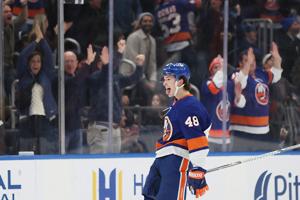 Lee scores in final minute, Schaefer has 2 more goals as the Islanders beat the Panthers 5-4