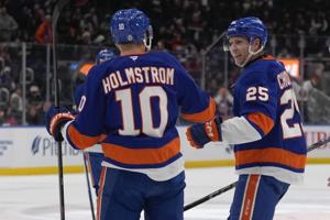 Holmstrom, Dobson lead Islanders to 5-4 win over Blackhawks