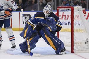 Radek Faksa scores in the 10th round of the shootout to give Blues a 6-5 win over Blackhawks