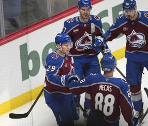 Mittelstadt scores go-ahead goal on a power play with 4:09 remaining as Avs beat Penguins 4-1