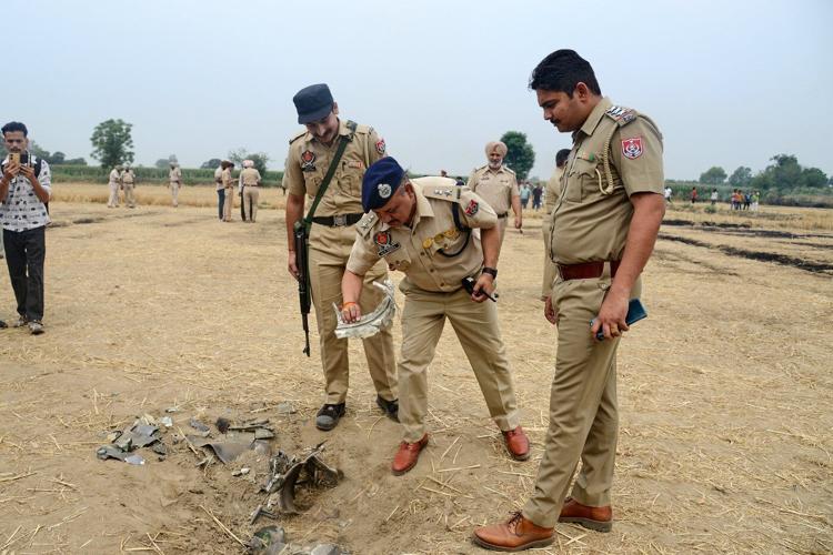 Pakistan and India hint at de-escalation after trading missile strikes