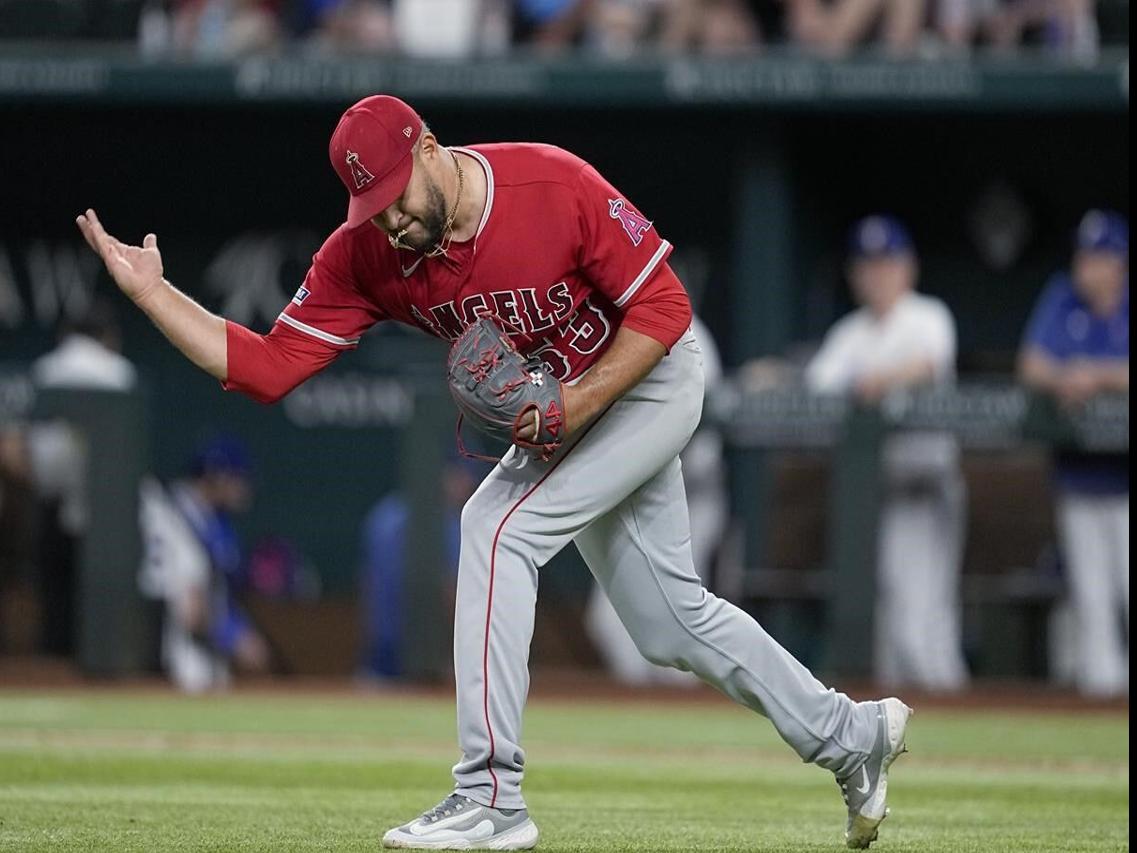 Harper hits 2 solo home runs, Nola pitches 5 innings as Phillies