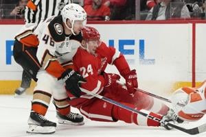 Henrique scores 4th goal in 2 games as Ducks down slumping Red Wings, 4-3