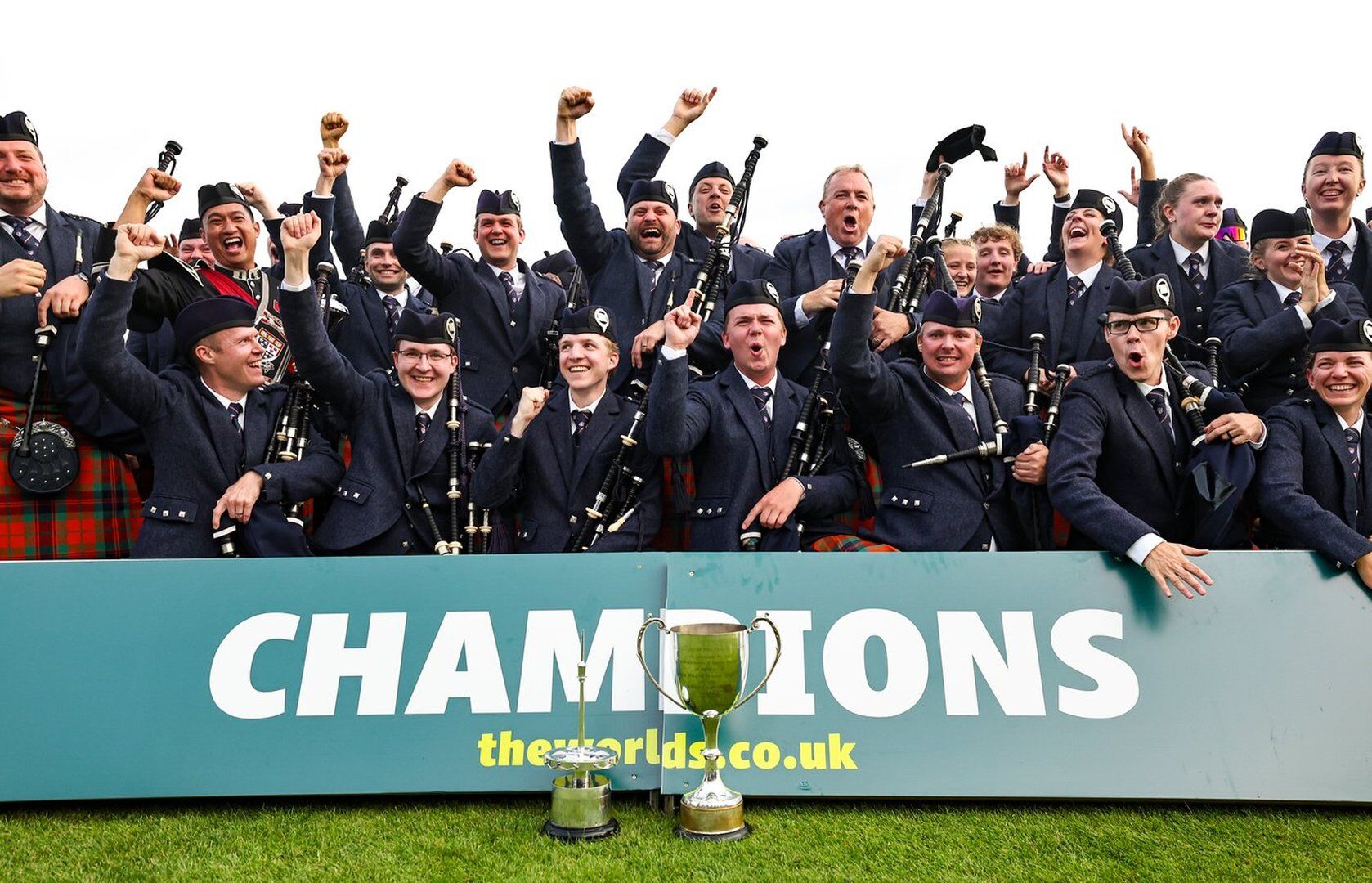 Champion SIMON FRASER UNIVERSITY ラグラン80s Canada's Simon Fraser University wins world pipe band championship