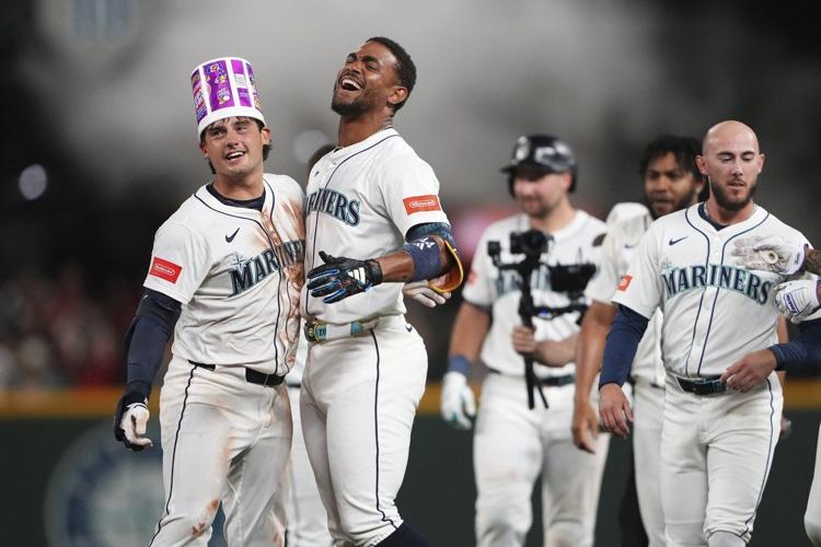 Young walks it off and Mariners top Astros in 11 innings