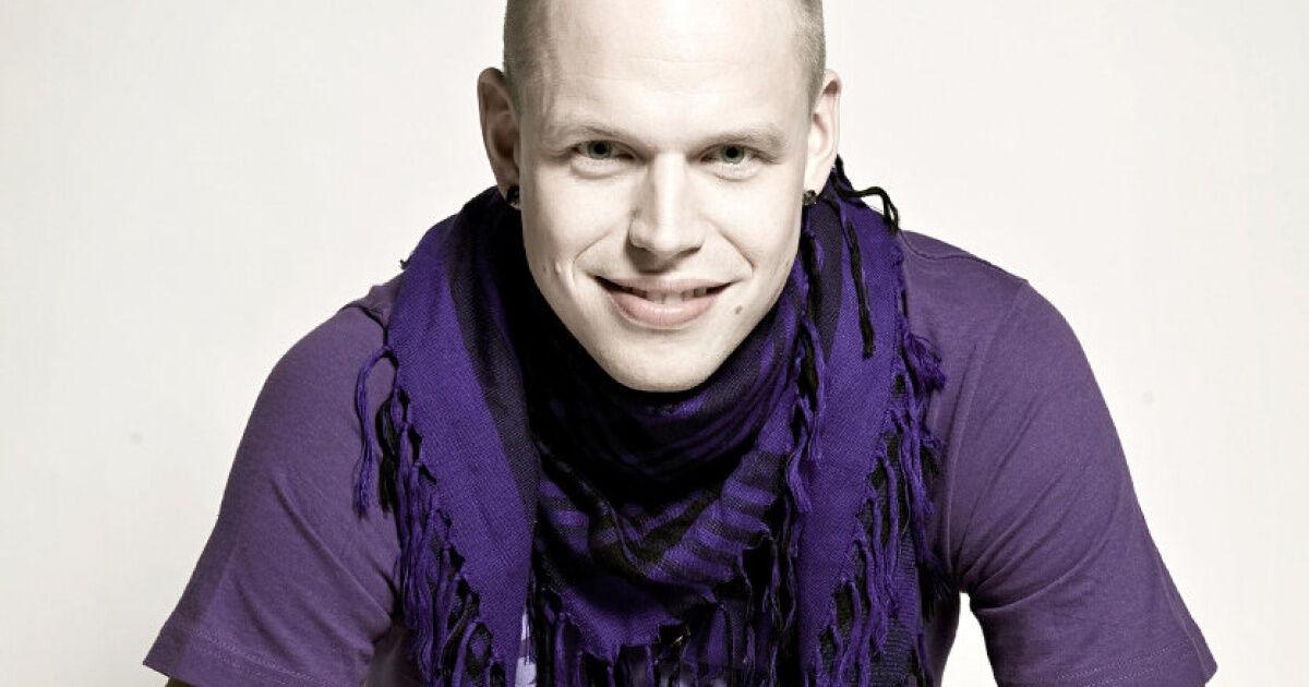 Deaf rapper feels the music and sings by signing