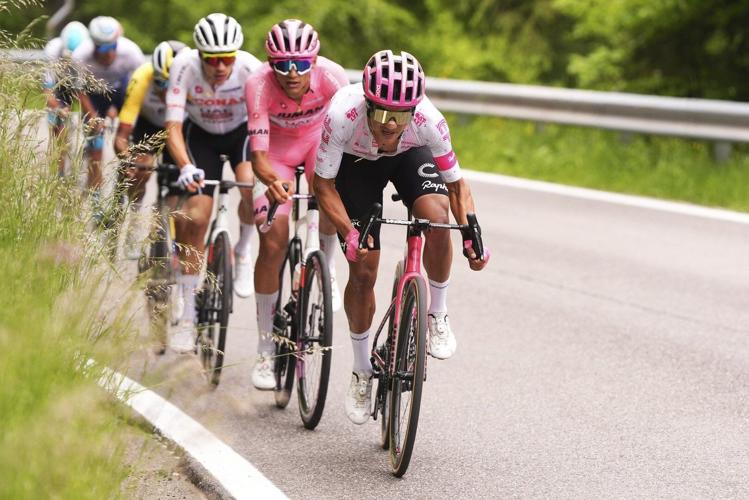 Mexico's Del Toro completes a full week in pink. He's got 1 more week to go to win the Giro