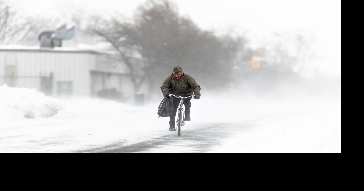 Snow falls across southern Ontario as winter storm makes for messy commute