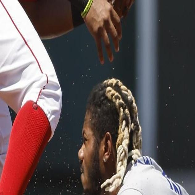 Red Sox ball girl catches attention of Fenway Park, MLB players