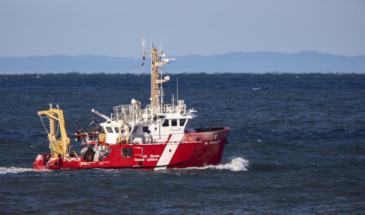 Two men rescued from Bay of Fundy, N.B. as fishing boat sinks
