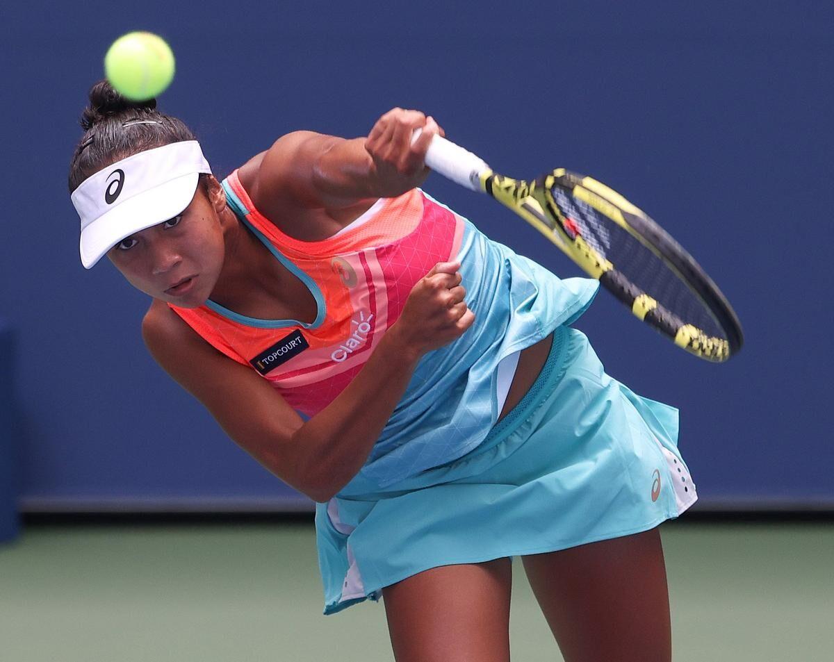 Leylah Fernandez tops Poland's Magda Linette in 1st round of French Open