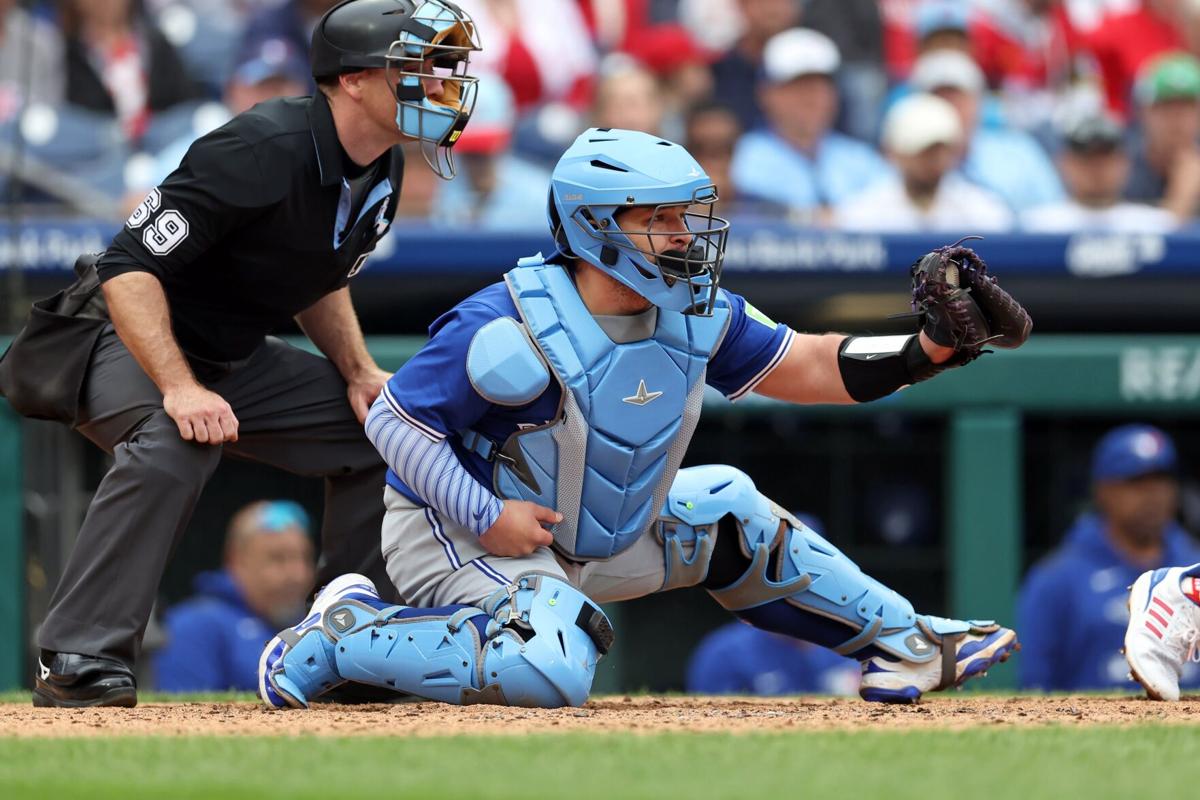 There's a good coach behind the Blue Jays' Alejandro Kirk