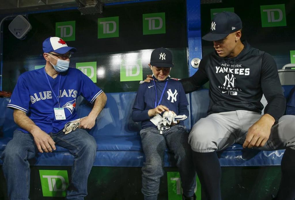 Blue Jays fan's viral act of kindness leaves young Yankees fan in