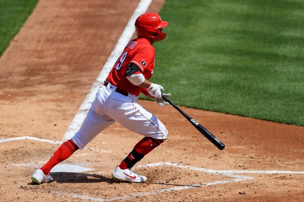 Castellanos strikes back with his bat, leads Reds over Cards