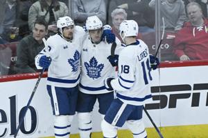Robertson scores 2 goals in the 2nd period as the Maple Leafs beat the Blackhawks 5-2