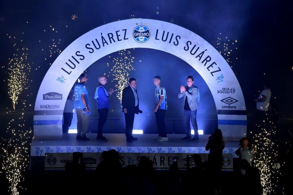 Luis Suárez welcomed by 30,000 fans at Brazil's Gremio arena - The San  Diego Union-Tribune