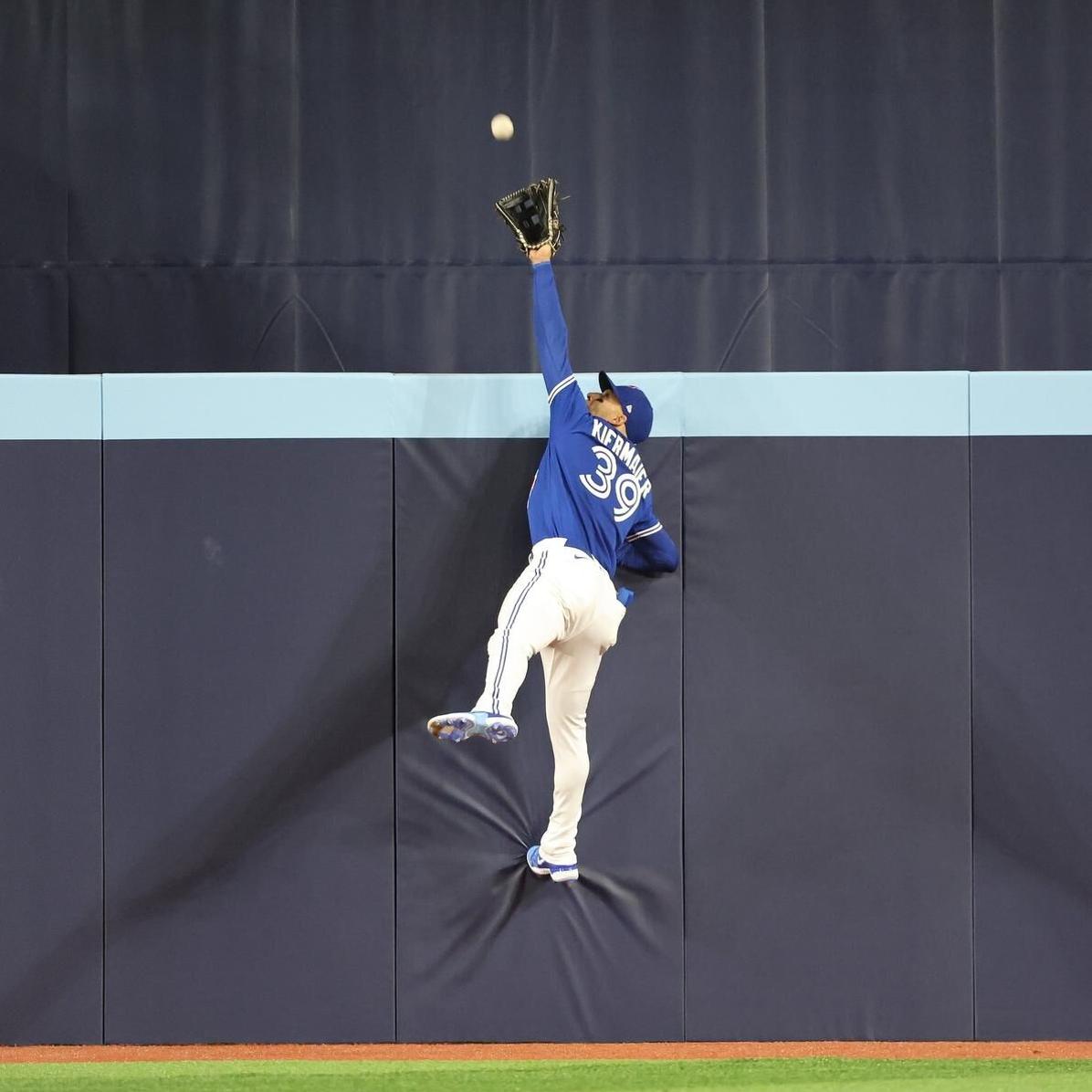 Photo: Blue Jays Makes Catch at the Wall Kevin Kiermaier