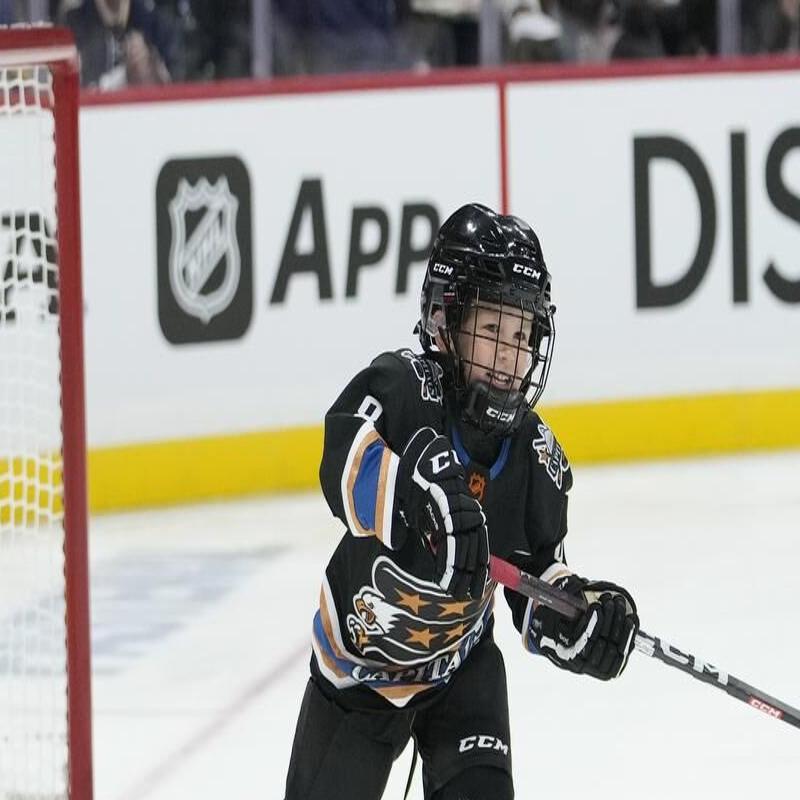 Justin Bieber Shows Off His Hockey Skills With the Toronto Maple Leafs