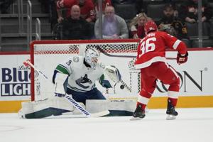 Walman scores on overtime penalty shot as the Red Wings beat the Canucks 4-3
