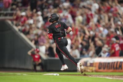 Spencer Steer hits 2 of the Reds' 5 homers in a 7-4 win over the Cubs