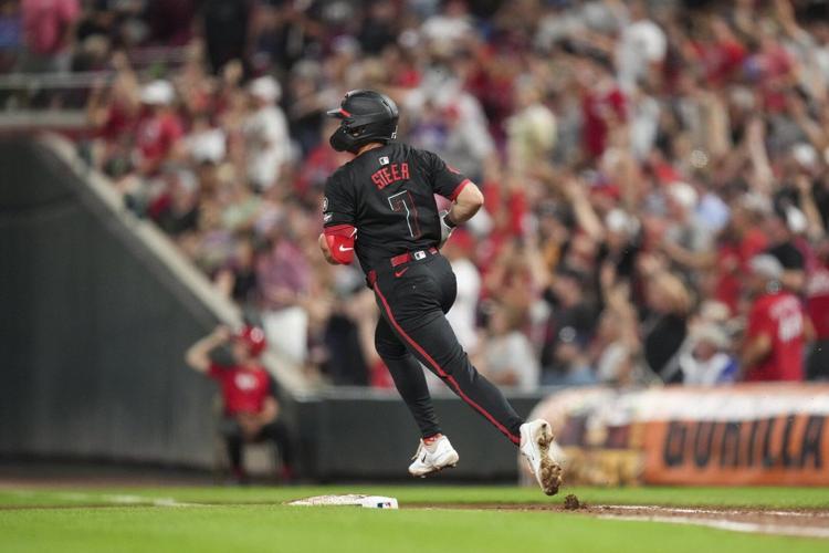 Spencer Steer hits 2 of the Reds' 5 homers in a 7-4 win over the Cubs