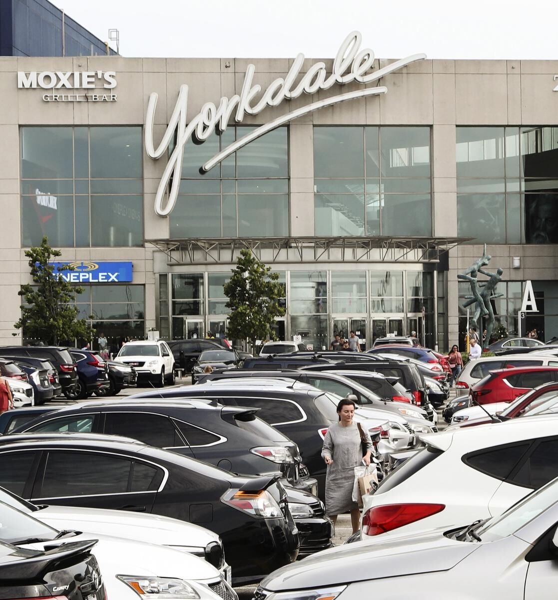 Police called to manage unexpected crowd at Toronto Eaton Centre - Toronto