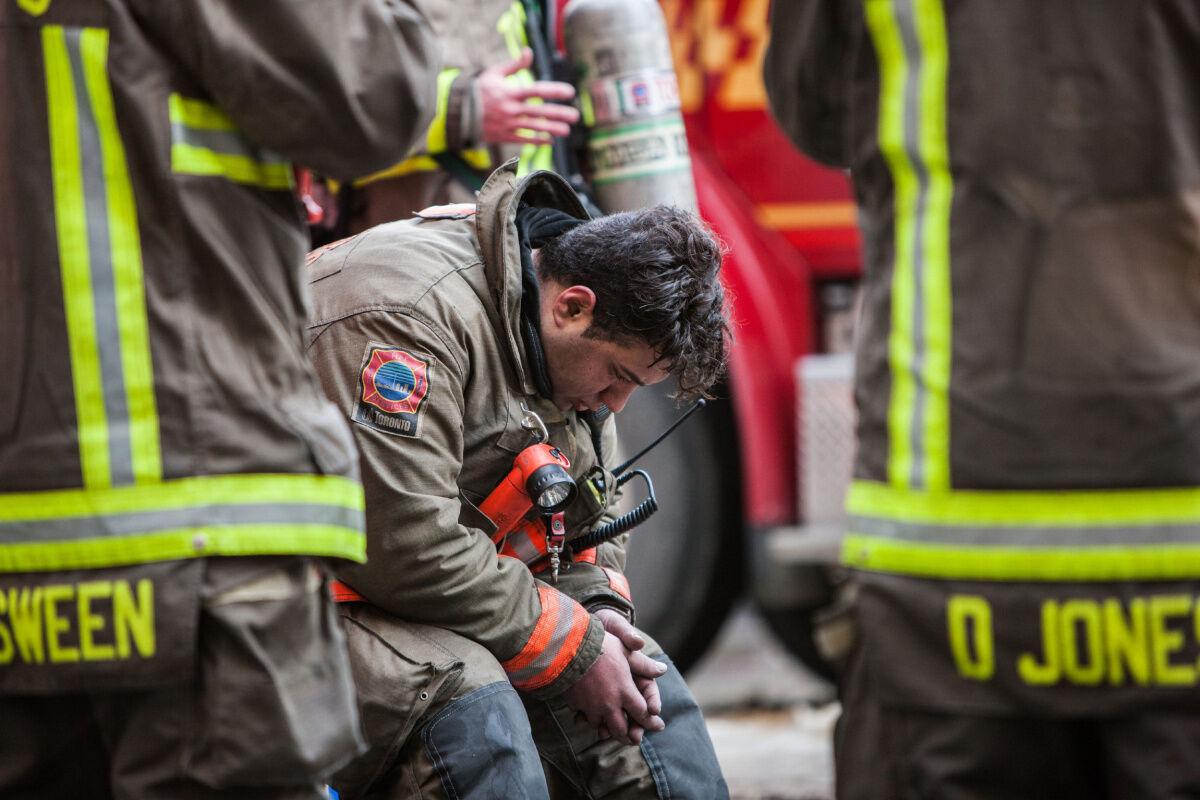 Crews battle 4-alarm fire on Queen Street West, 1 firefighter injured -  Toronto