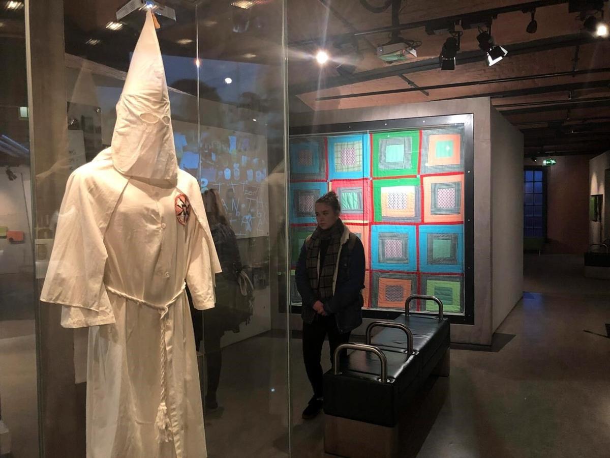 image of 노바스코샤 소방관 클럽, KKK 복장 문제로 비판받아