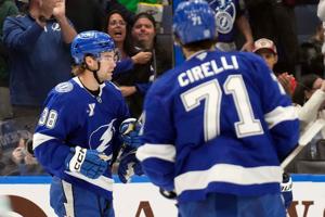Brandon Hagel scores 2 goals to reach 25 as Lightning continue surge with 4-1 win over Sharks
