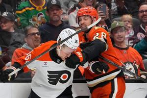 Noah Cates scores on an OT deflection to lift the Flyers past the Ducks, 3-2