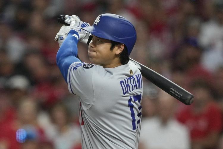 Ohtani's two-run double extends hitting streak as Dodgers defeat Reds 5-2