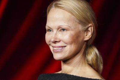 Pamela Anderson, Tom Green and Jason Priestley recall fun, wild, pressure-cooker gig of hosting 'SNL'