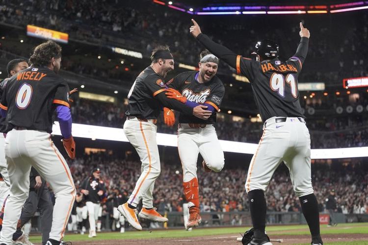 Bailey's walk-off, inside-the-park homer lifts Giants past Phillies