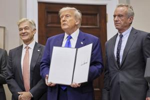 Fíric Fócas: Cuireann Trump cúis le tíortha eile a bhfuil praghsanna ard drugaí orthu sna Stáit Aontaithe. Deir saineolaithe nach é seo a locht