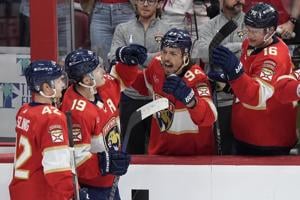 Panthers take Game 1 with two late goals, beat Lightning 3-2