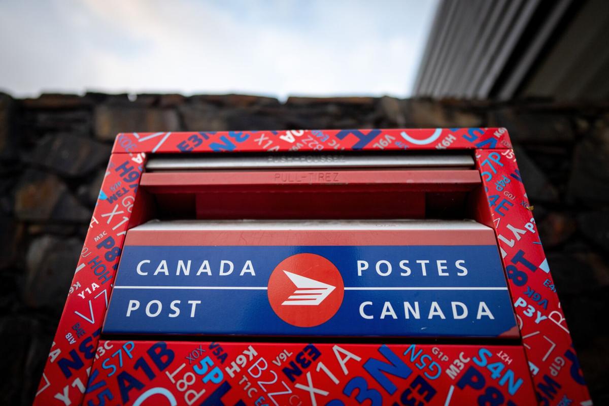 Canada Post 'effectively insolvent' as losses hit $1 billion