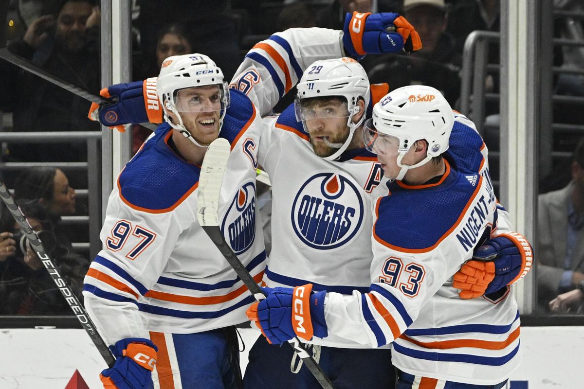Oilers star Connor McDavid scores twice, reaches 800 points