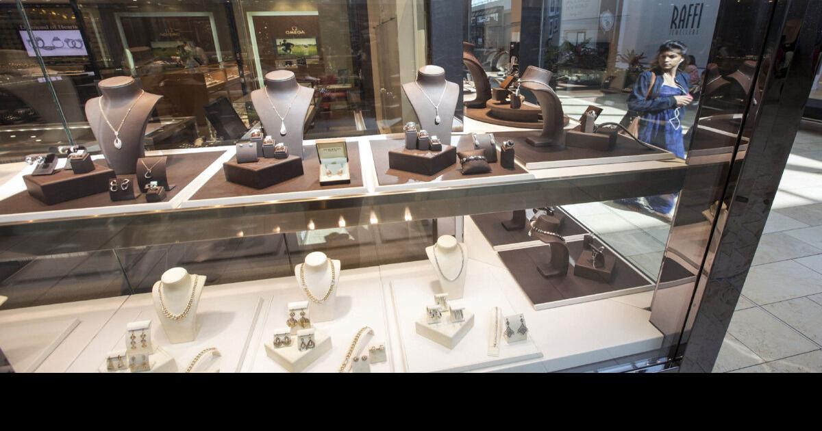 Jobs up, loonie falls on U.S. interest rate speculation