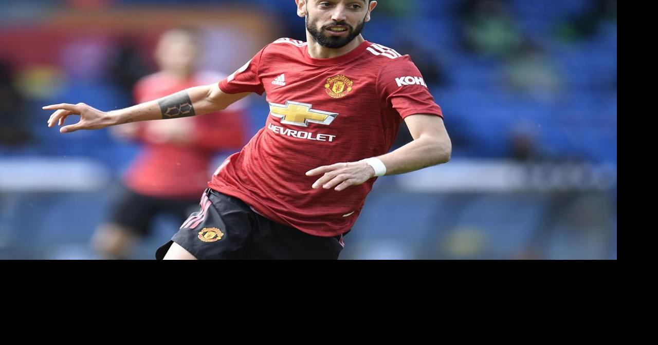 Manchester United captain Bruno Fernandes signs a new contract to 2027