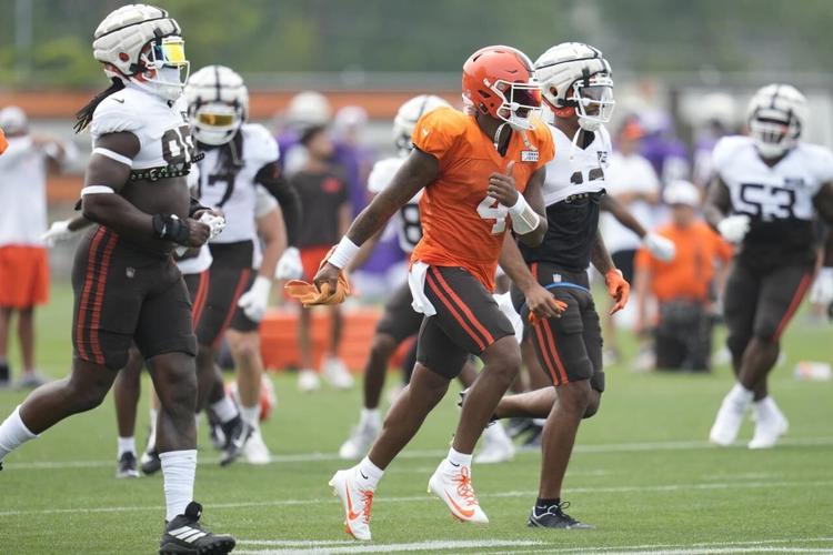Browns WR Amari Cooper leaves practice field early after sustaining injury against Vikings