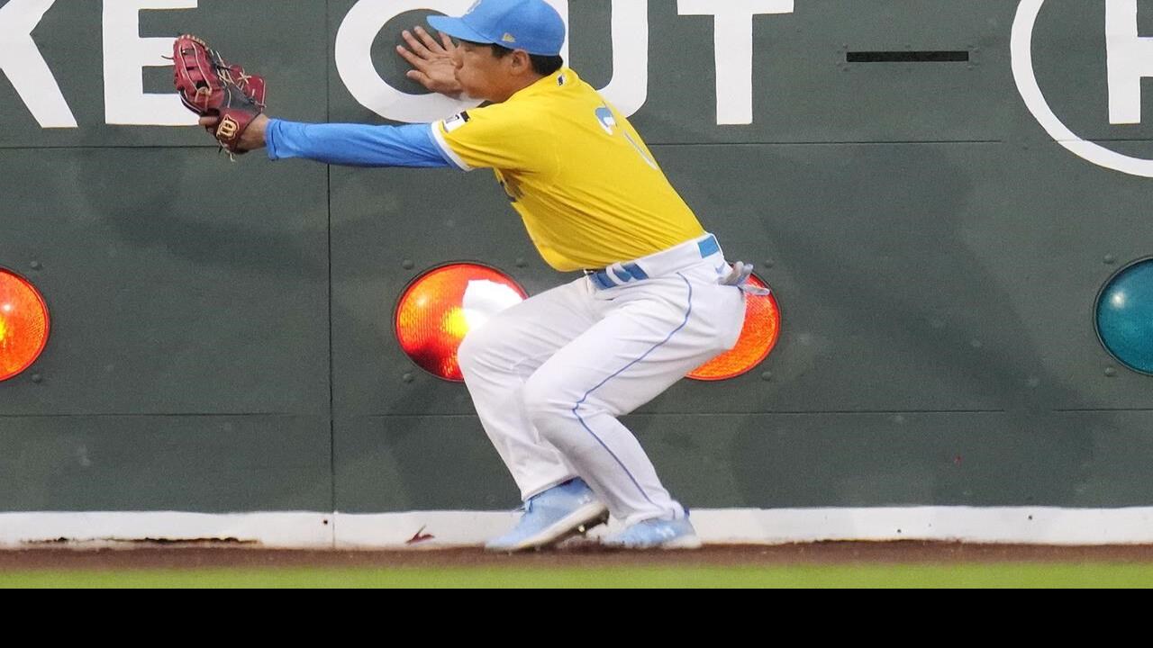 Red Sox's Masataka Yoshida stunned after fly ball breaks light, gets stuck  in Fenway Park scoreboard