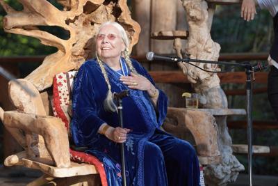 Joni Mitchell receives Royal Canadian Geographical Society's gold medal