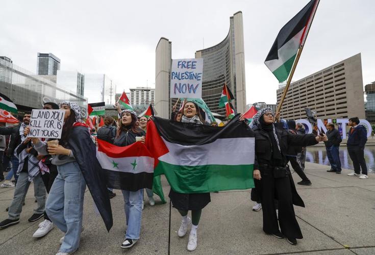 Thousands attend Toronto pro-Palestinian, pro-Israel rallies