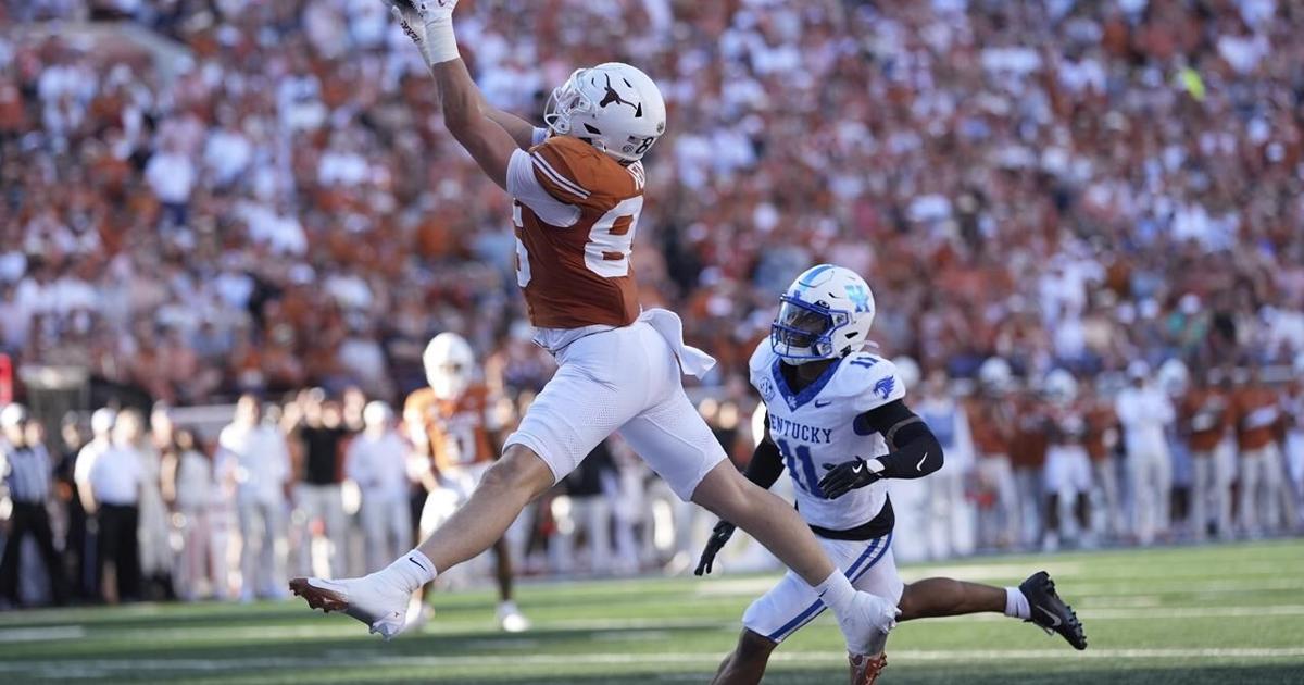 Helm's 2 TD catches power No. 3 Texas over Kentucky 31-14 to keep ...