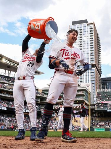 Lee's walk-off single lifts soaring Twins over Royals 5-4