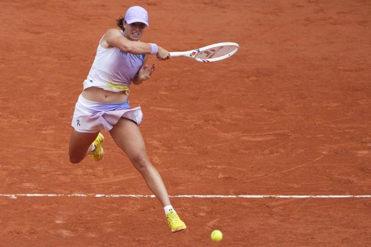 French Open: Iga Swiatek and Carlos Alcaraz get off to good starts in their title defenses