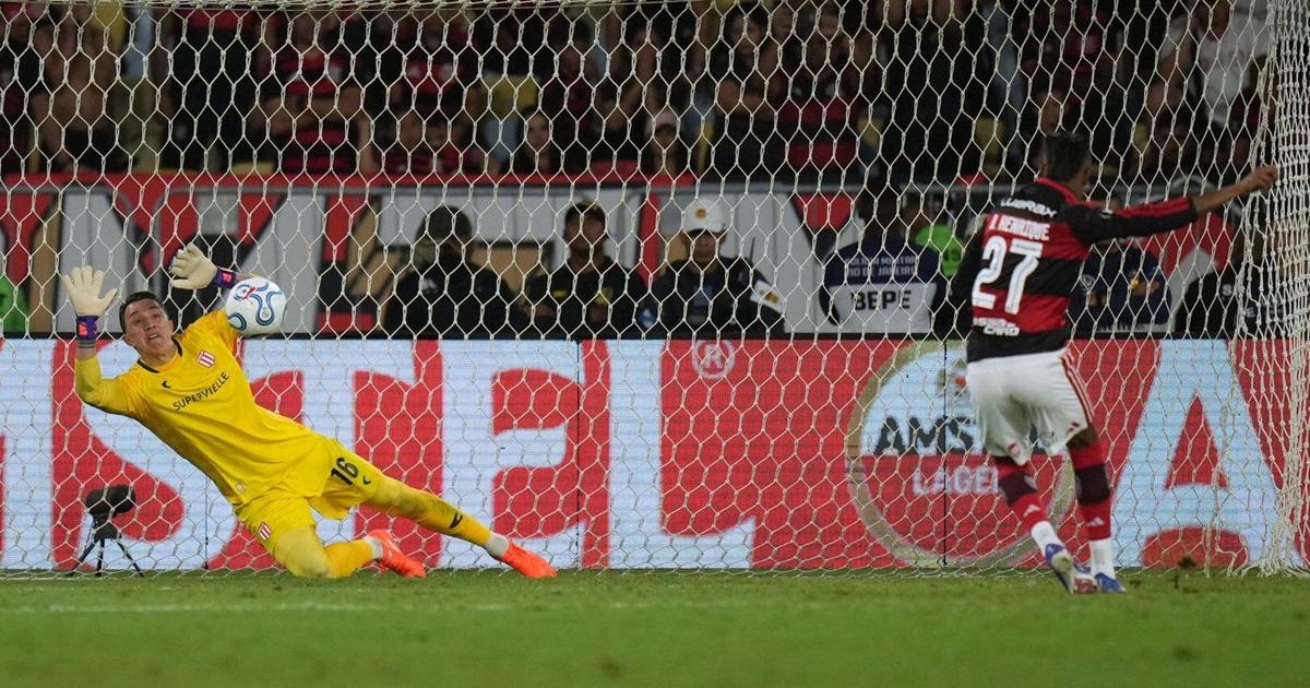 Signal Man Lift Muslera’s 3 penalty saves lift 10-man Estudiantes past Flamengo into ...