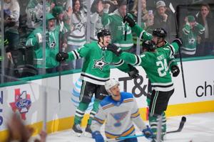 Robertson scores 30th goal with a minute left to lift Stars over Blues 3-2