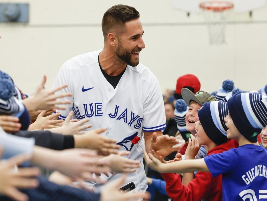 Kevin Kiermaier leaves young Blue Jays fan in shock with special gift