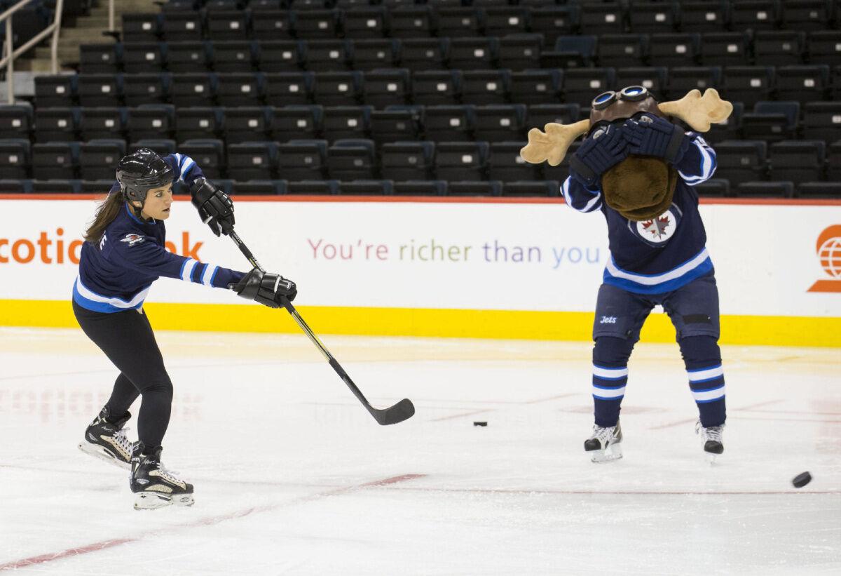 Top women's hockey player Natalie Spooner coming to B.C. - Coast